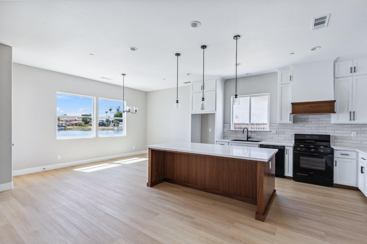 8385 Lake Shore Dr, Chowchilla, CA 93610