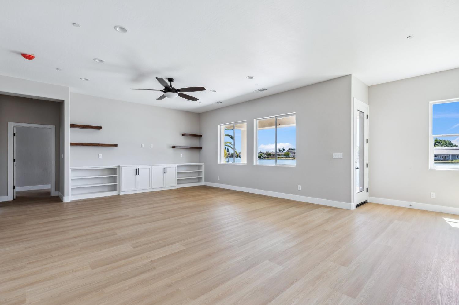 8385 Lake Shore Dr, Chowchilla, CA 93610