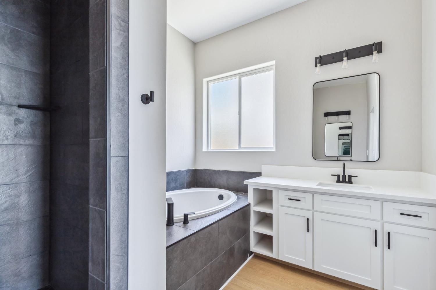 8385 Lake Shore Dr, Chowchilla, CA 93610