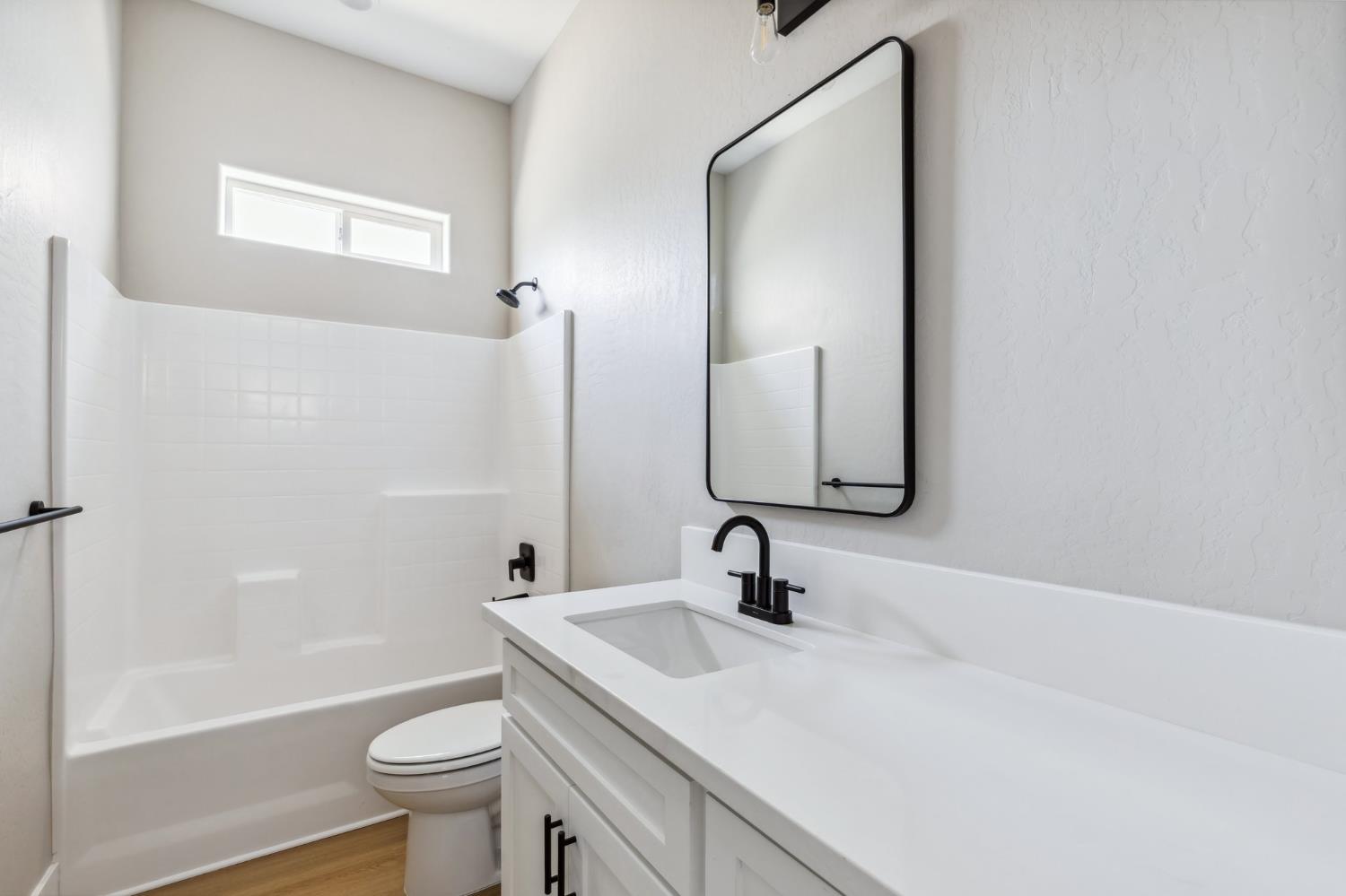 8385 Lake Shore Dr, Chowchilla, CA 93610