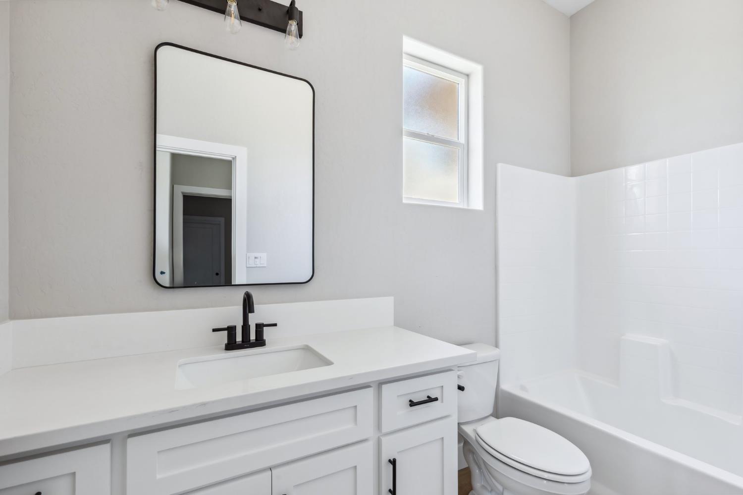 8385 Lake Shore Dr, Chowchilla, CA 93610