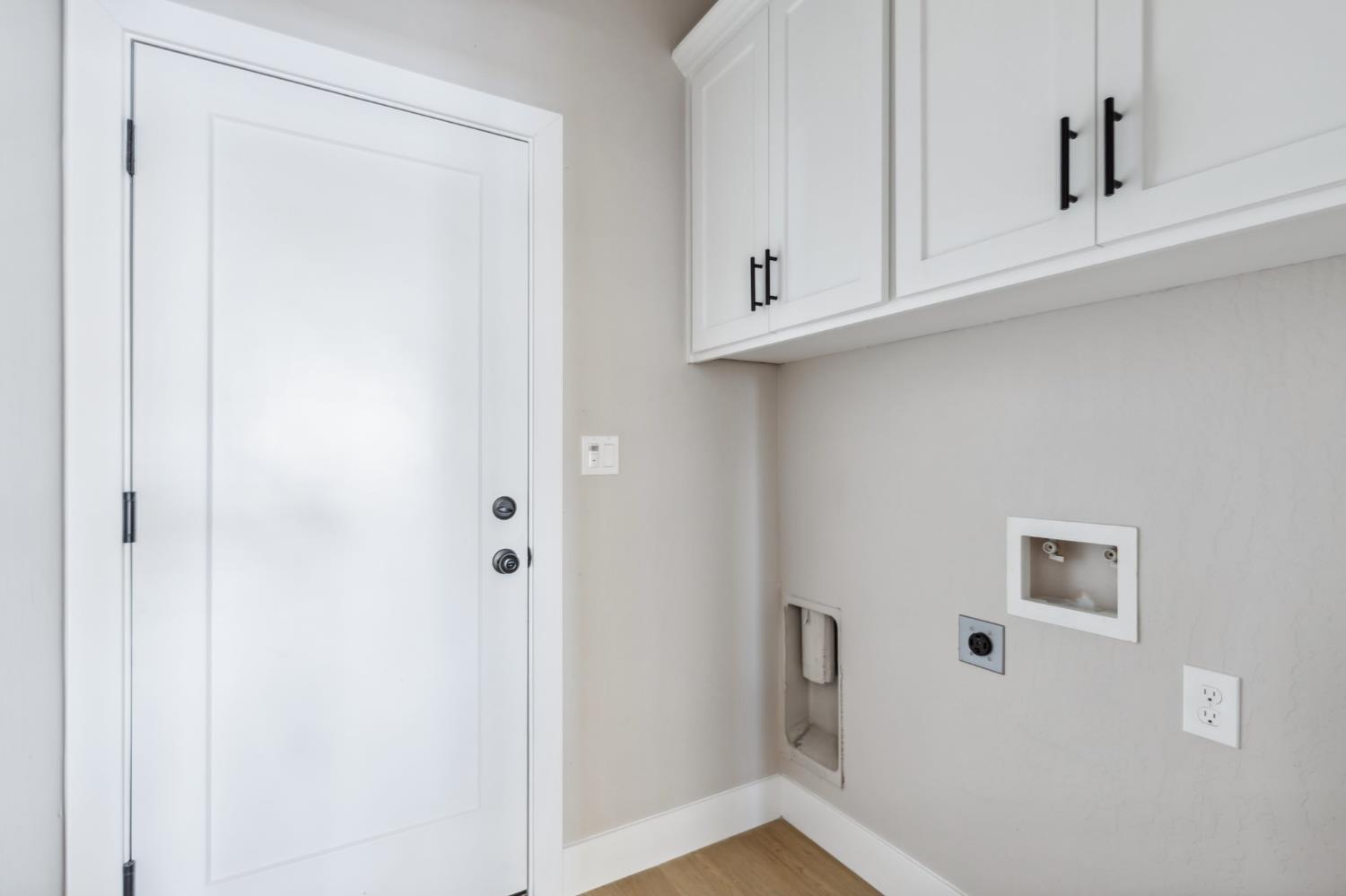 8385 Lake Shore Dr, Chowchilla, CA 93610