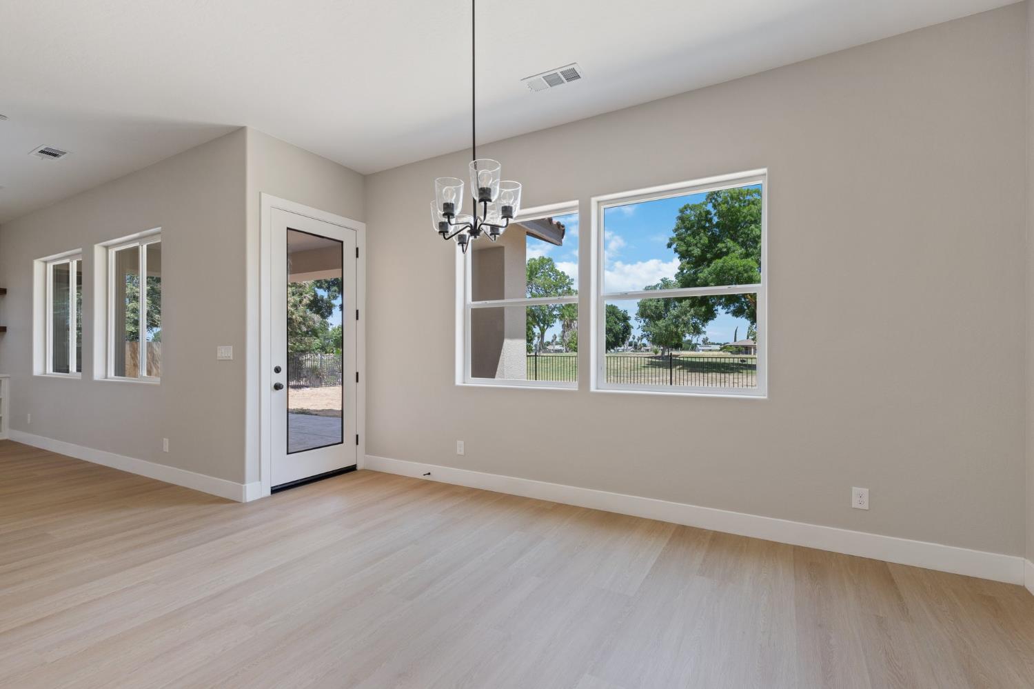 8440 Lake Shore Dr, Chowchilla, CA 93610