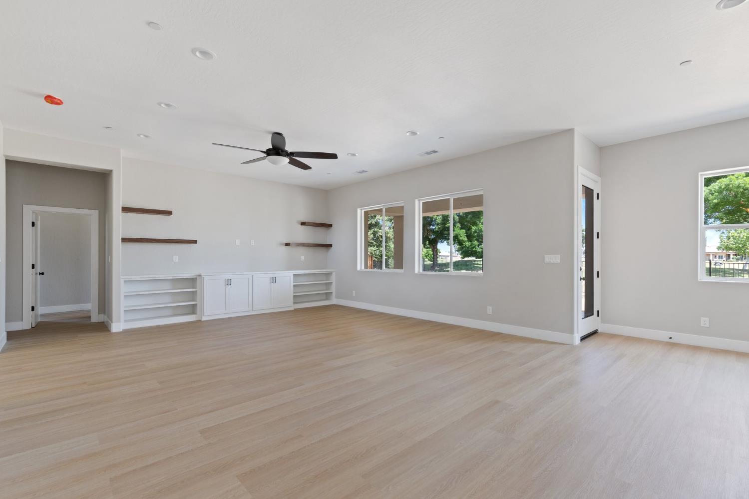 8440 Lake Shore Dr, Chowchilla, CA 93610