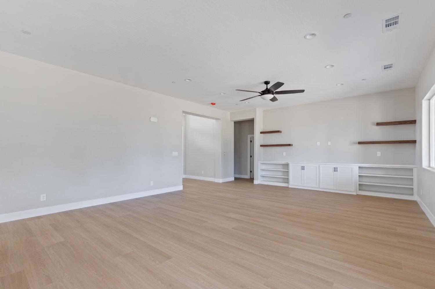 8440 Lake Shore Dr, Chowchilla, CA 93610