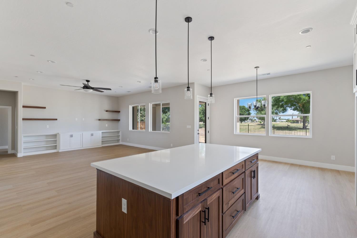 8440 Lake Shore Dr, Chowchilla, CA 93610