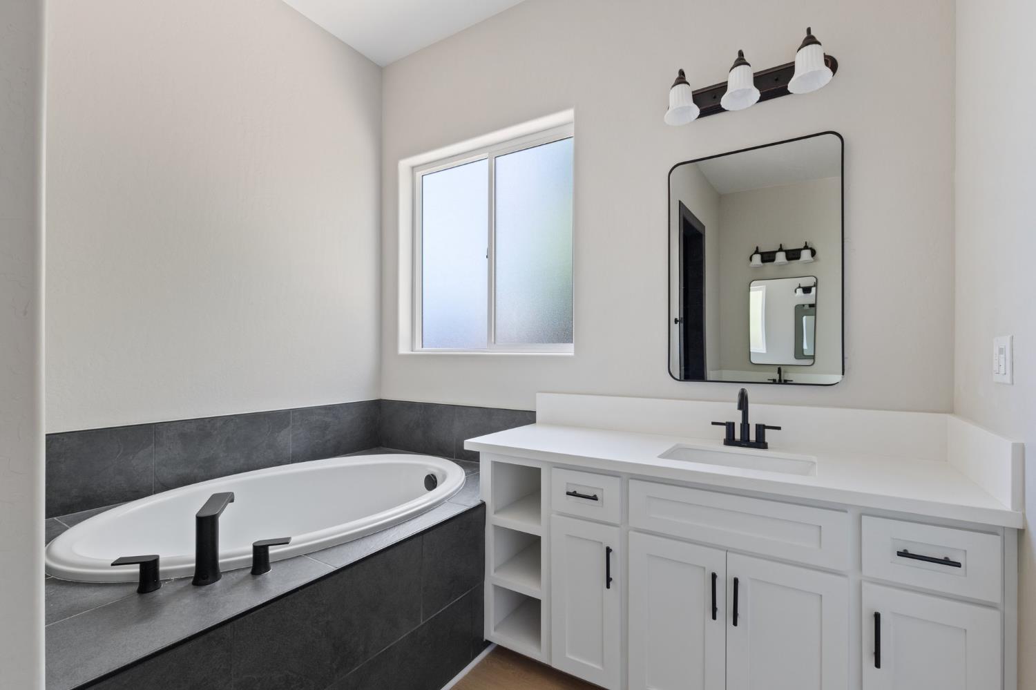 8440 Lake Shore Dr, Chowchilla, CA 93610