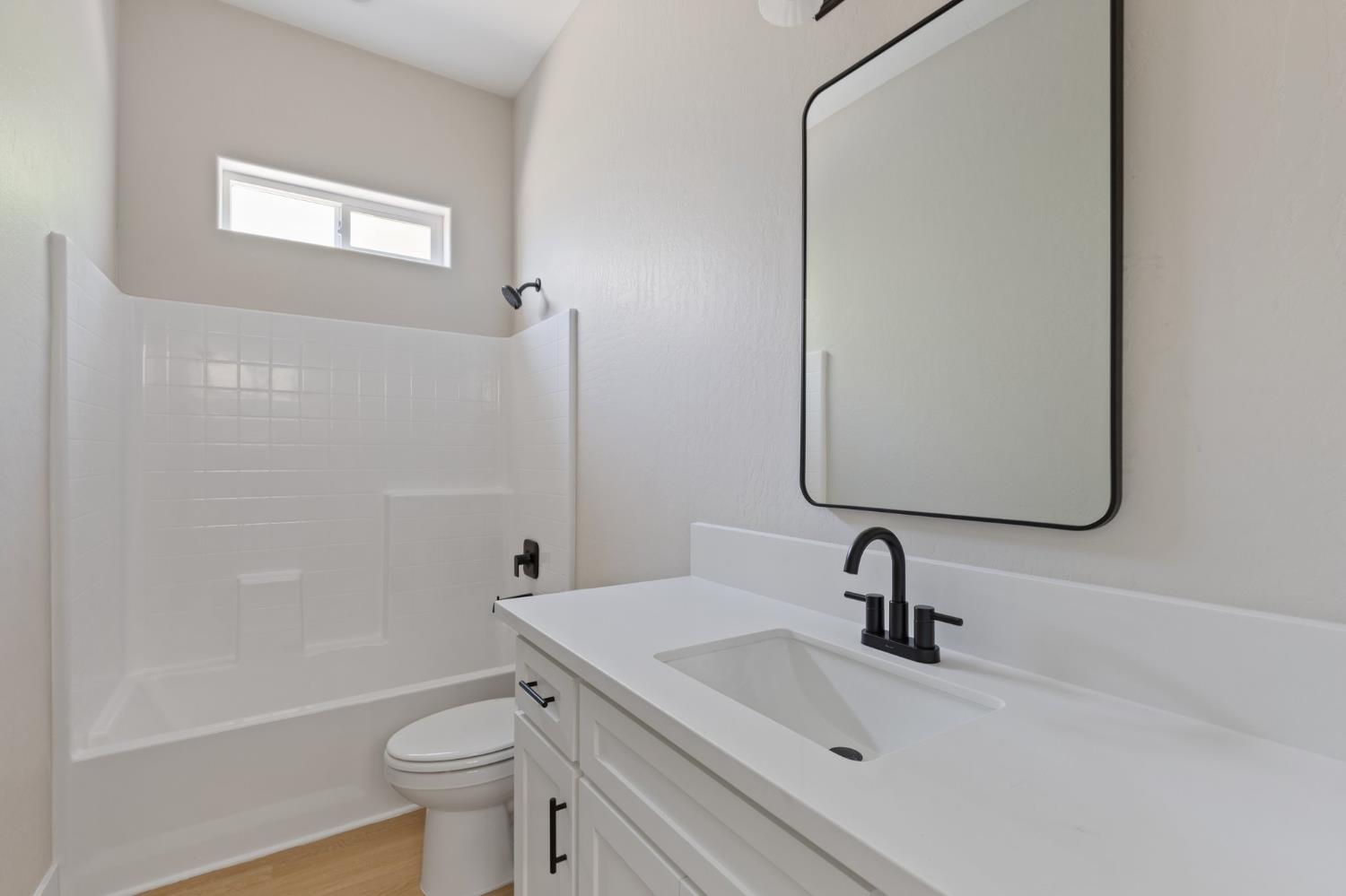 8440 Lake Shore Dr, Chowchilla, CA 93610