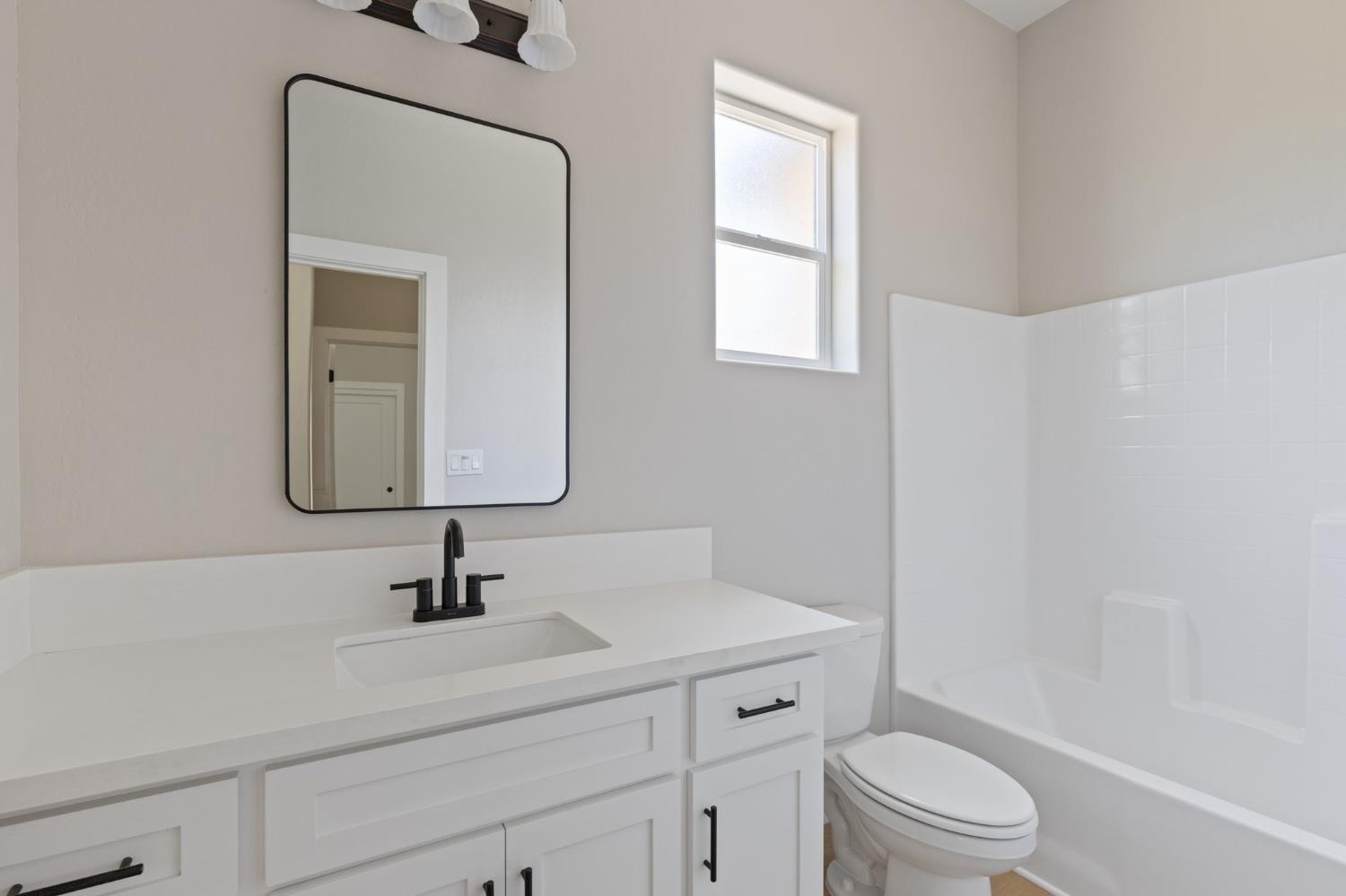 8440 Lake Shore Dr, Chowchilla, CA 93610