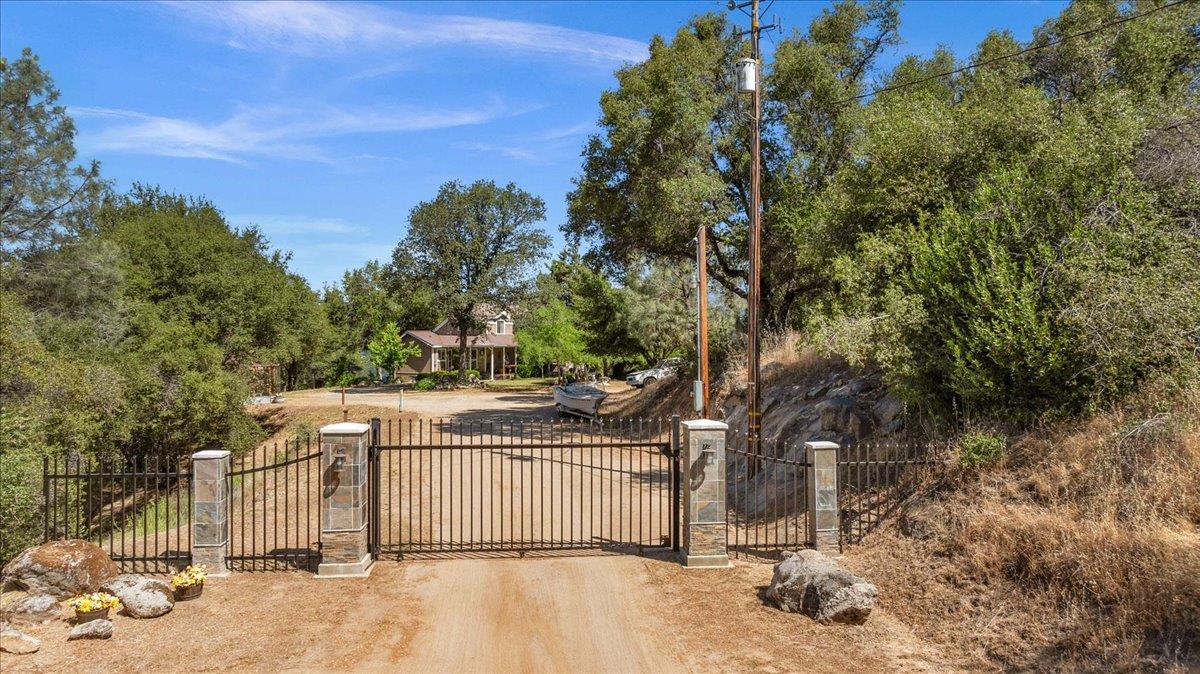 46281 Eastwood Dr S, Oakhurst, CA 93644