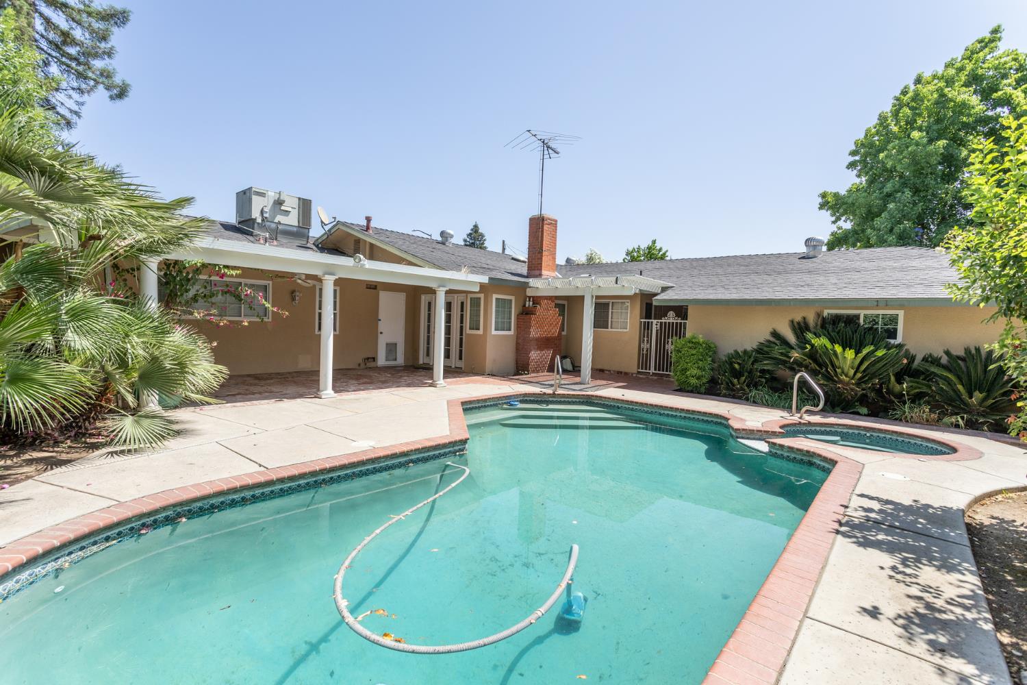 450 W Alluvial Ave, Clovis, CA 93611