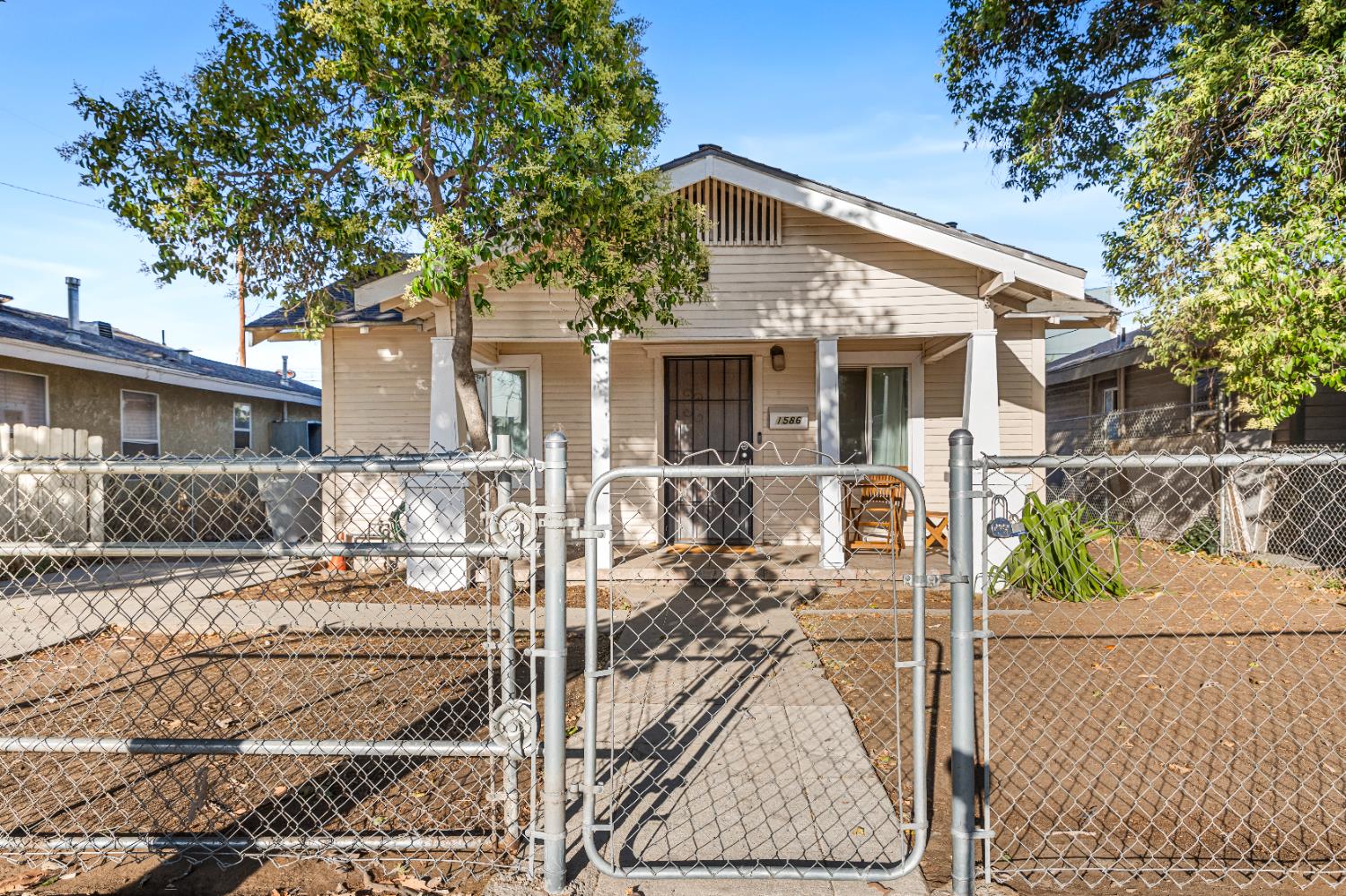 1586 N Calaveras St, Fresno, CA 93728