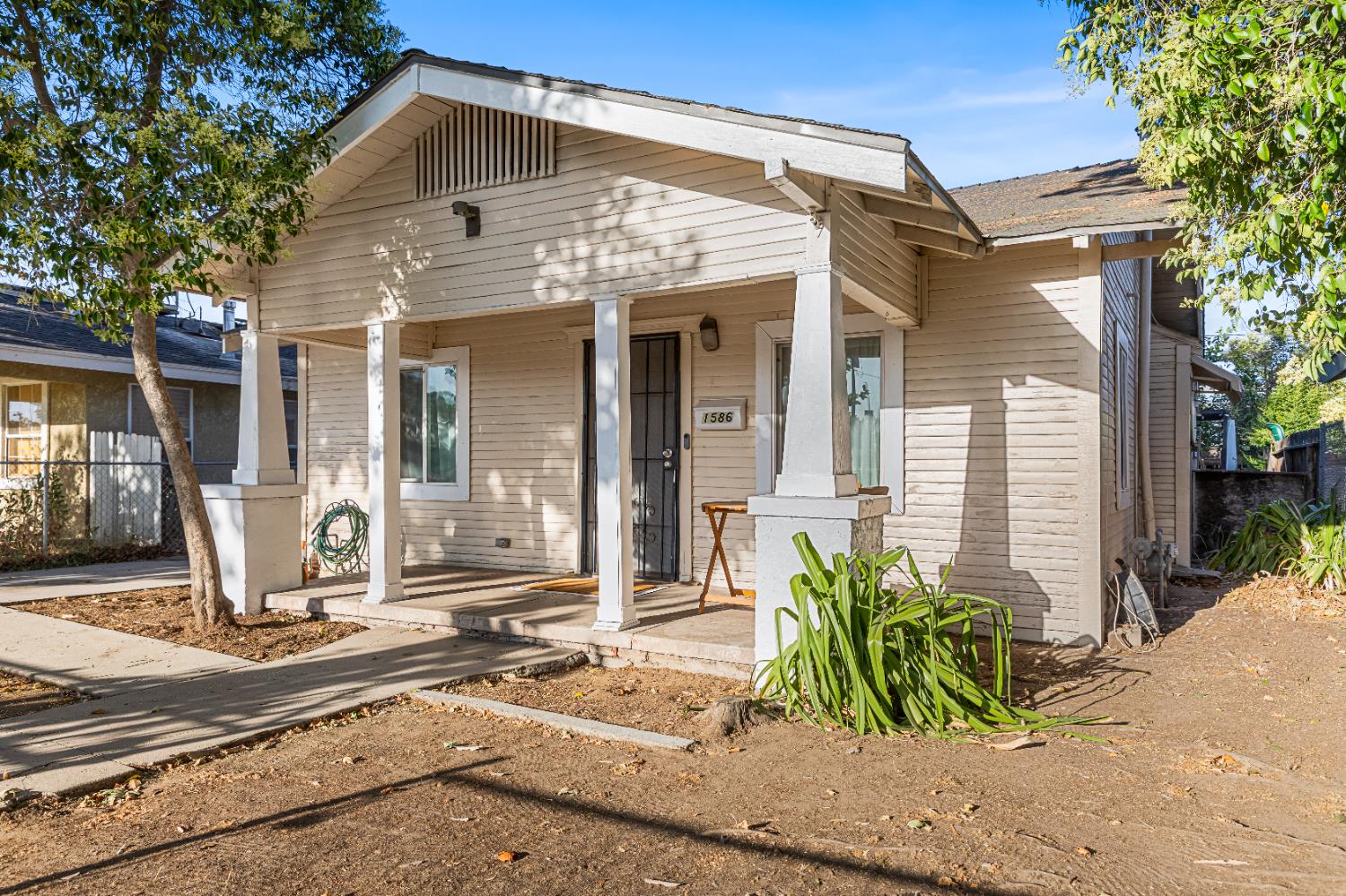 1586 N Calaveras St, Fresno, CA 93728