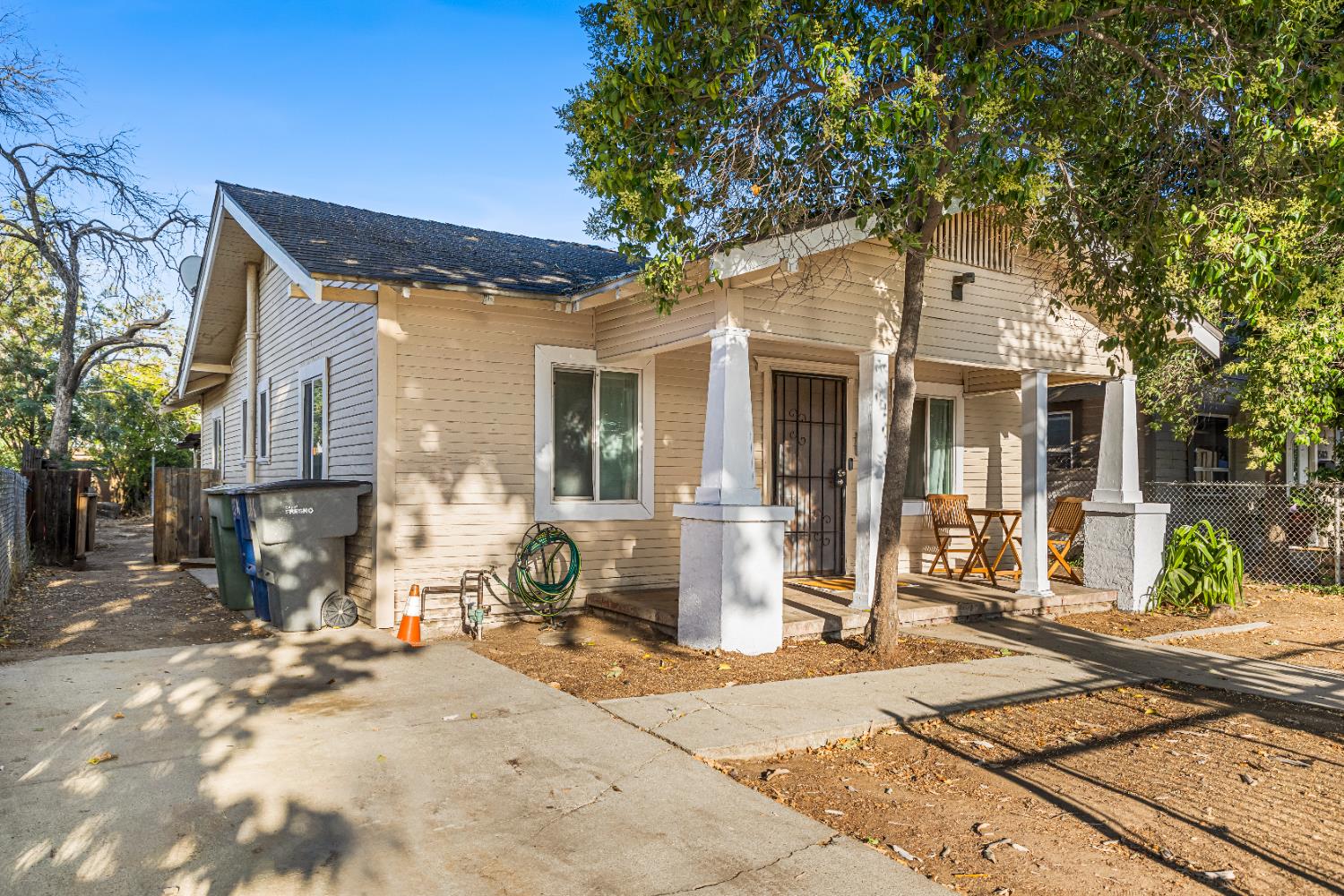 1586 N Calaveras St, Fresno, CA 93728