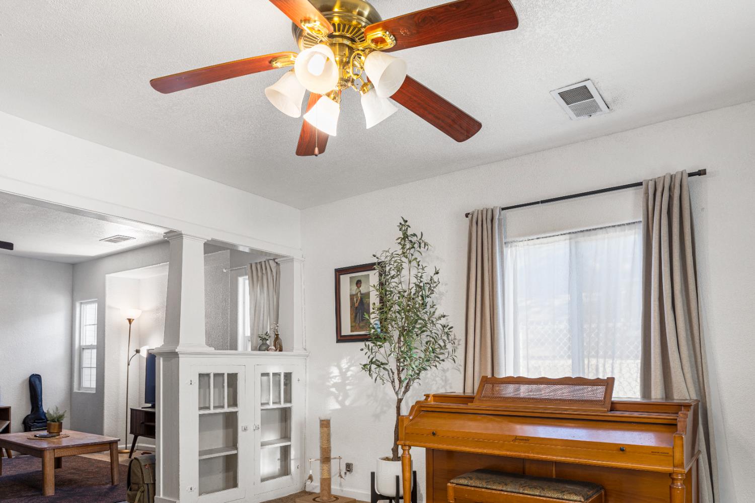 1586 N Calaveras St, Fresno, CA 93728