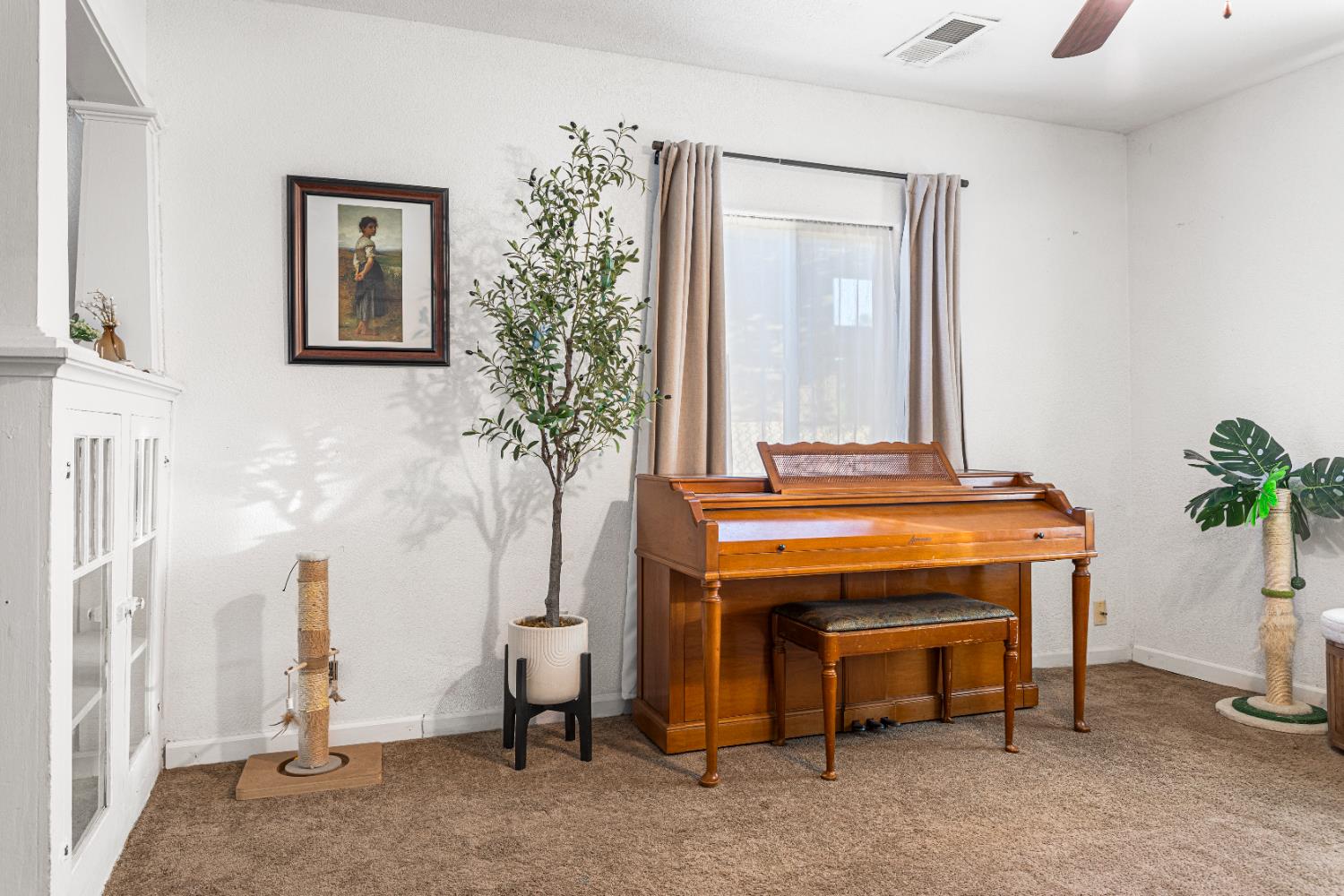 1586 N Calaveras St, Fresno, CA 93728