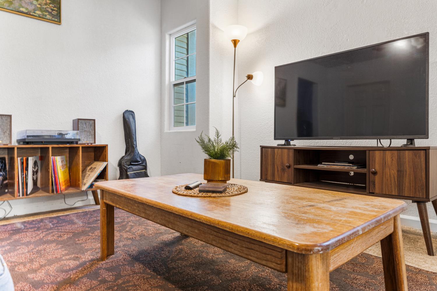 1586 N Calaveras St, Fresno, CA 93728