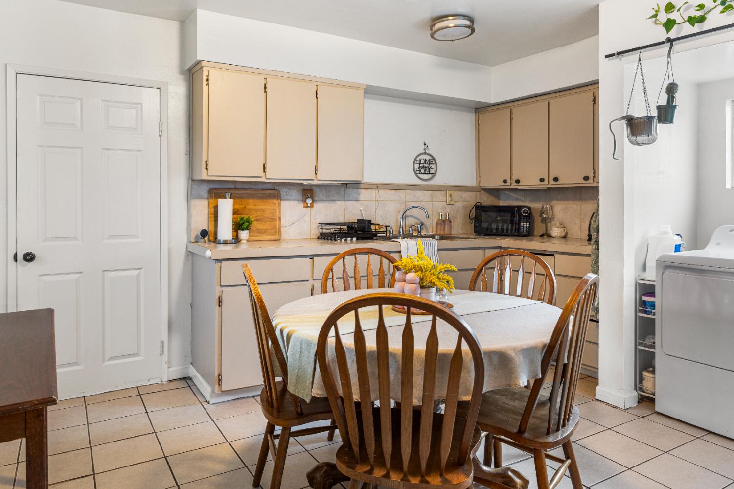 1586 N Calaveras St, Fresno, CA 93728