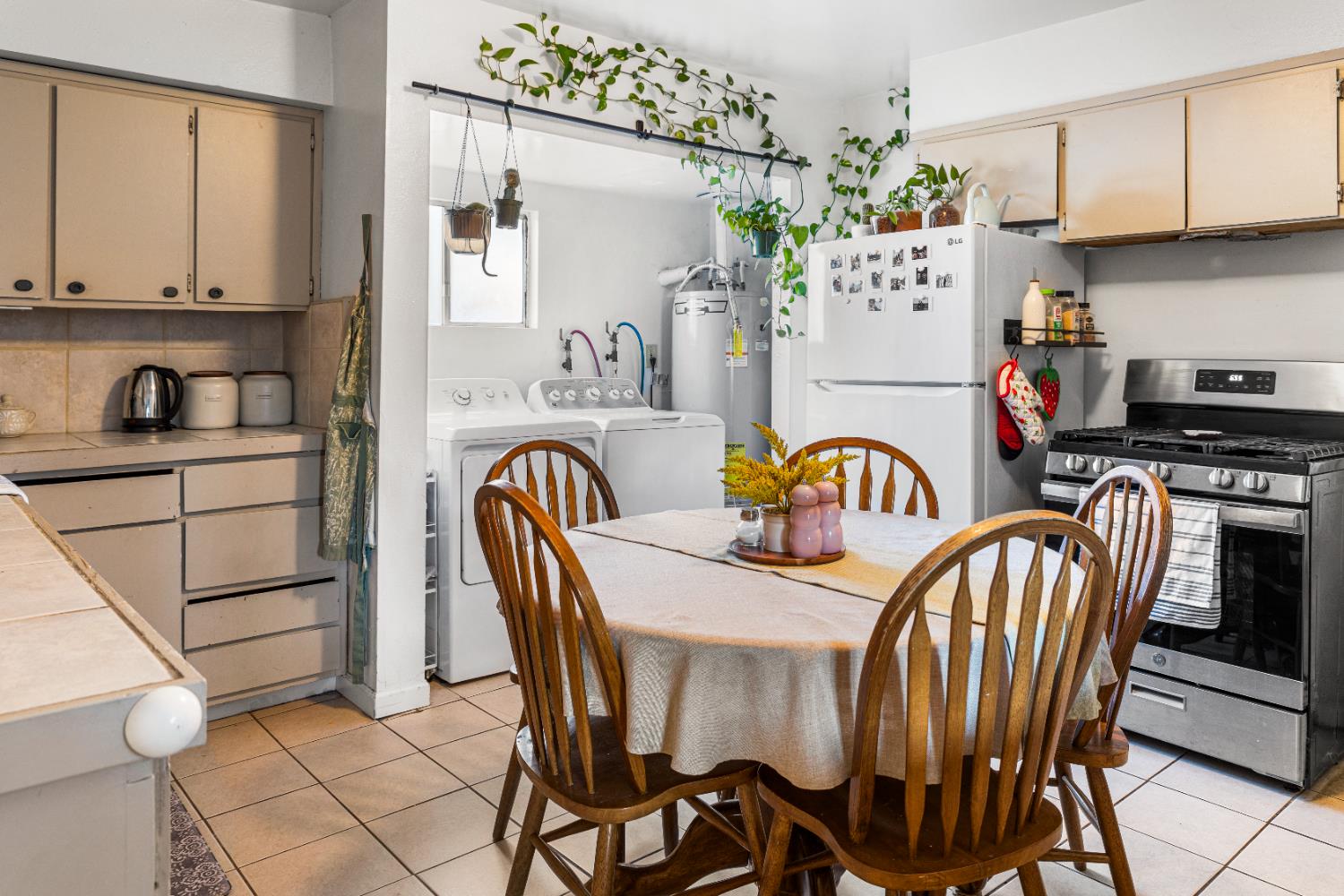 1586 N Calaveras St, Fresno, CA 93728