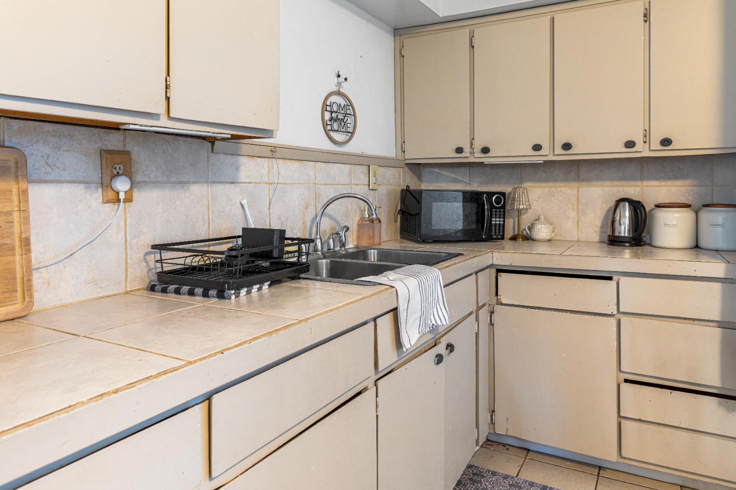 1586 N Calaveras St, Fresno, CA 93728