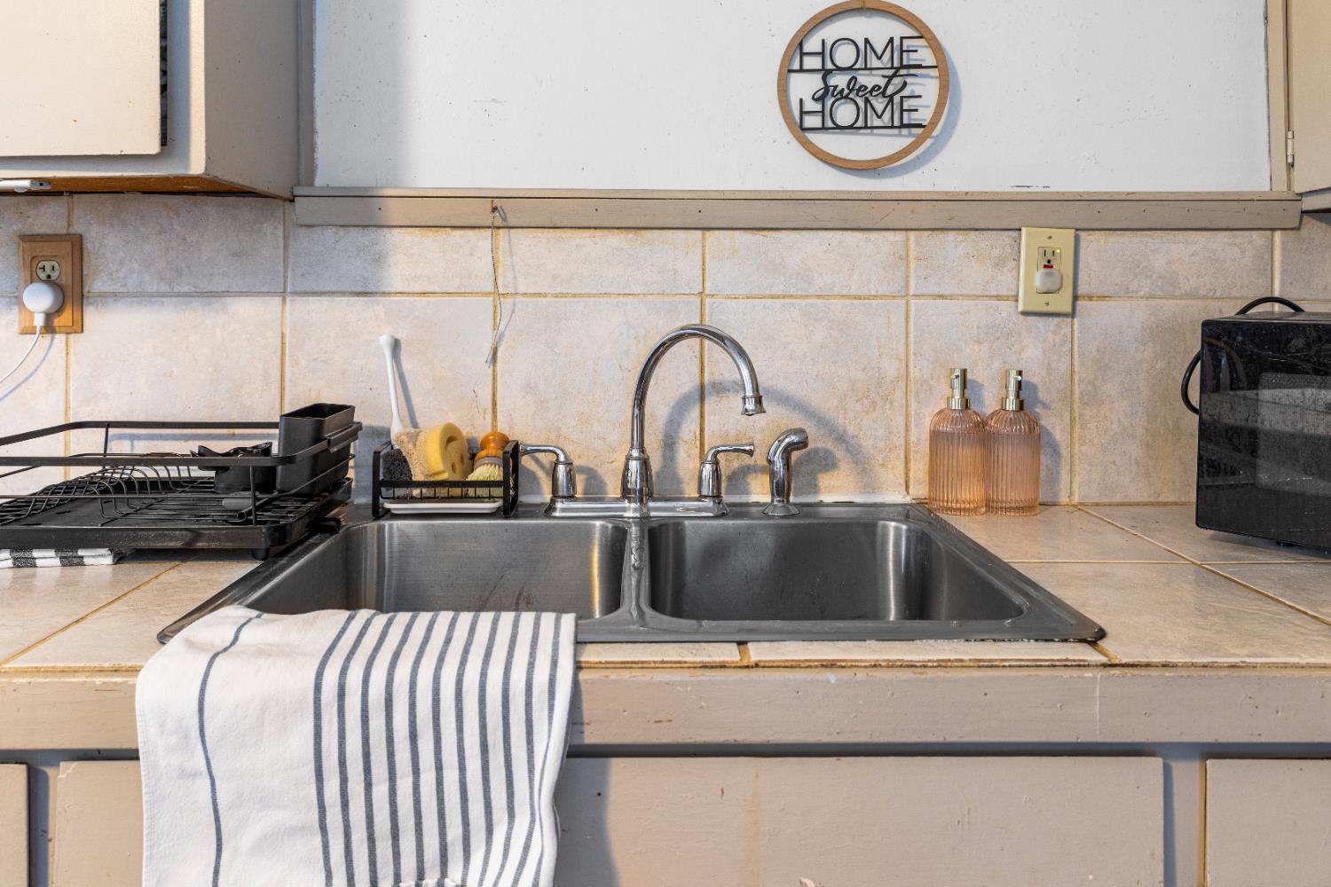 1586 N Calaveras St, Fresno, CA 93728