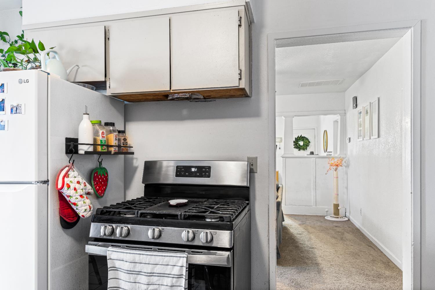 1586 N Calaveras St, Fresno, CA 93728