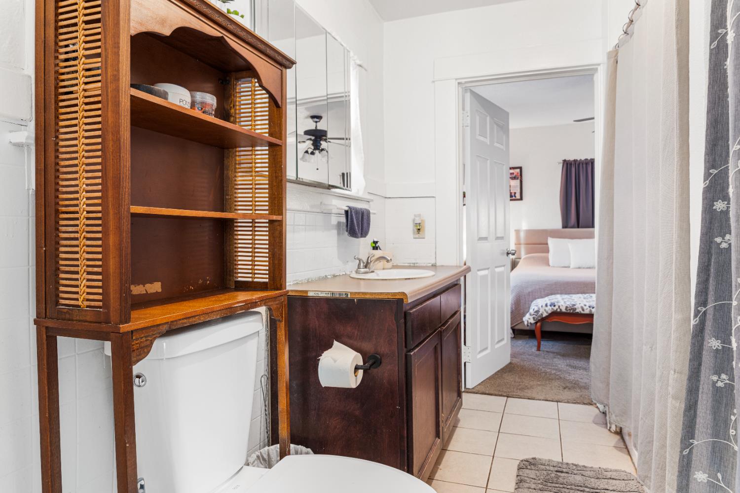 1586 N Calaveras St, Fresno, CA 93728