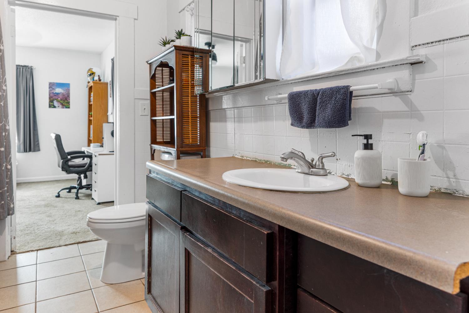 1586 N Calaveras St, Fresno, CA 93728