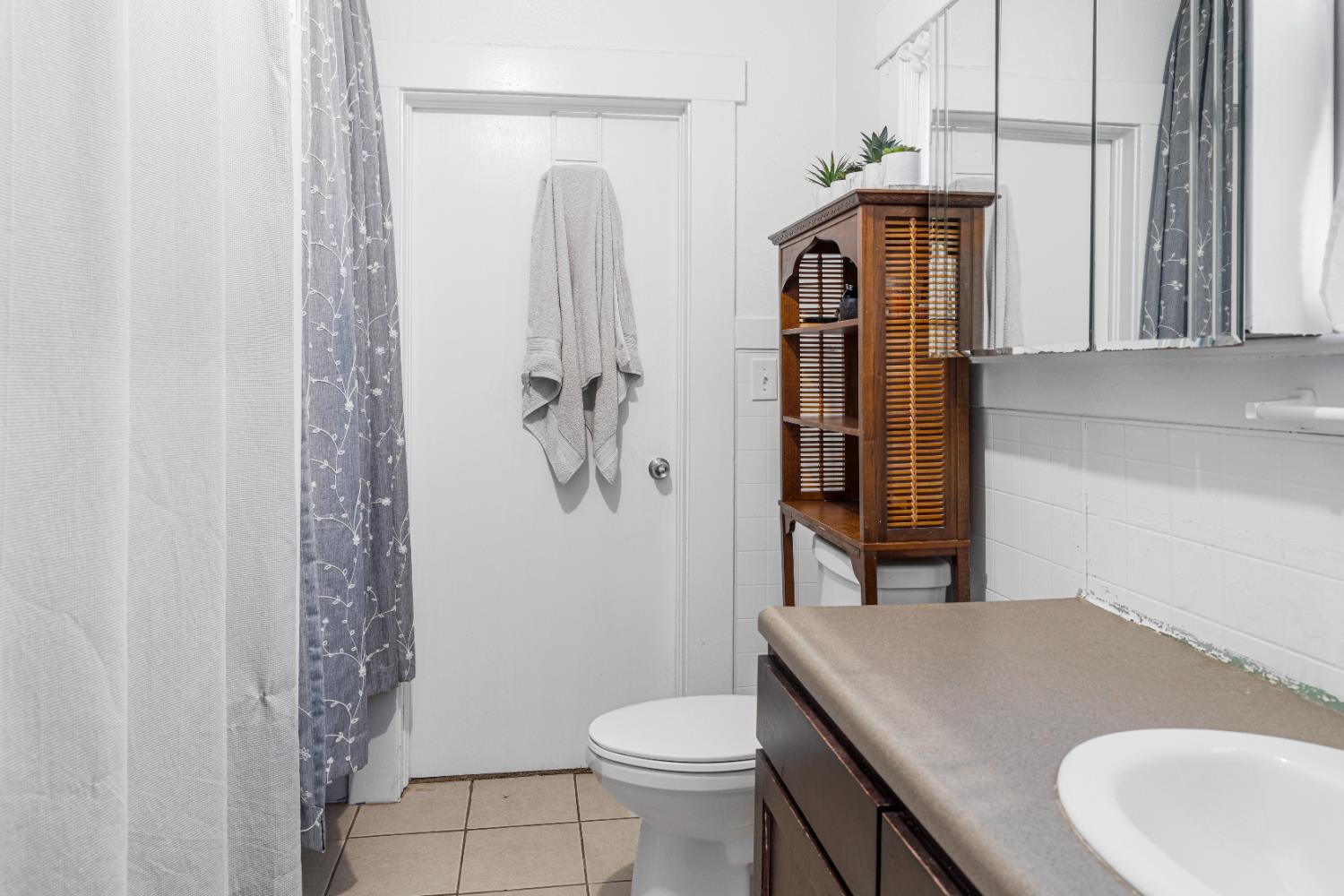 1586 N Calaveras St, Fresno, CA 93728