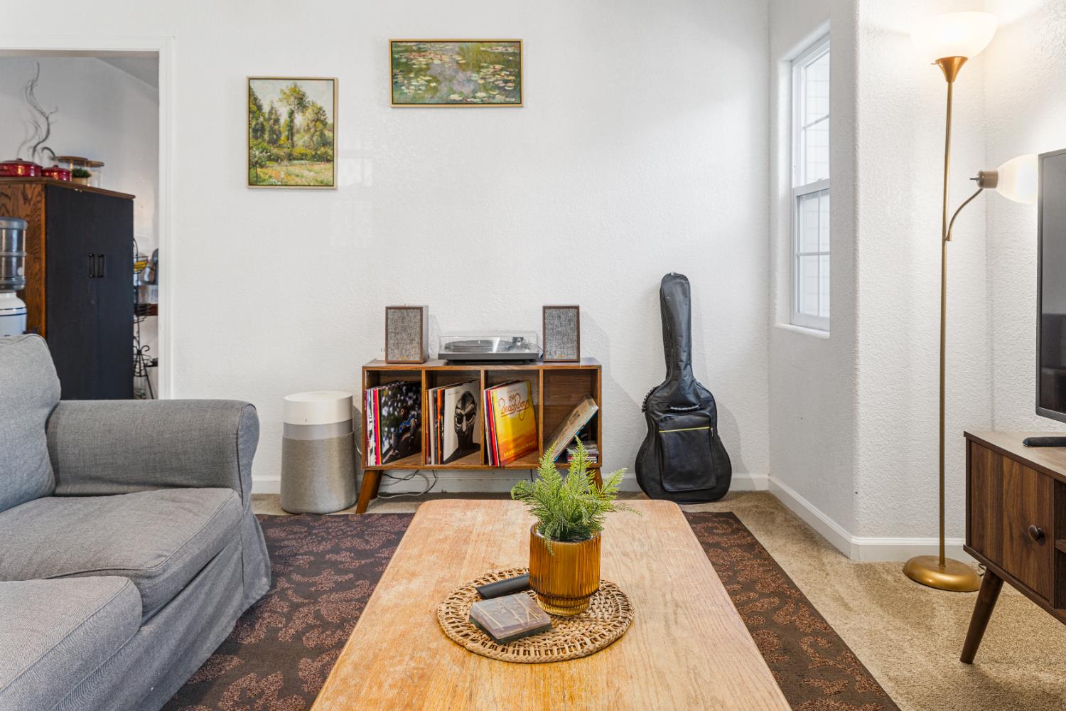 1586 N Calaveras St, Fresno, CA 93728