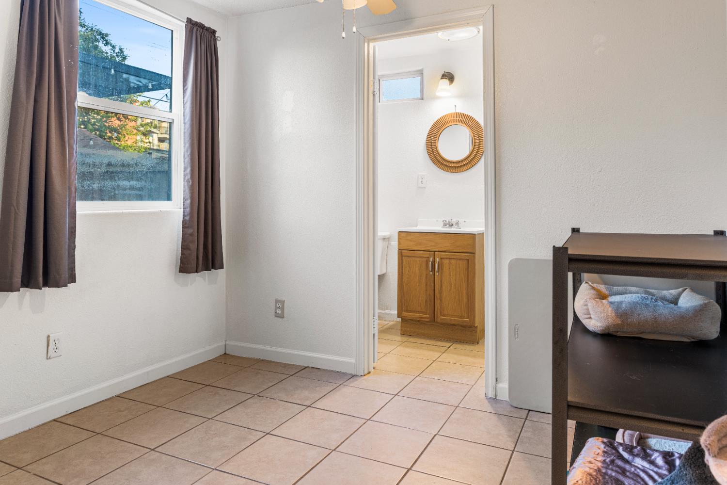 1586 N Calaveras St, Fresno, CA 93728