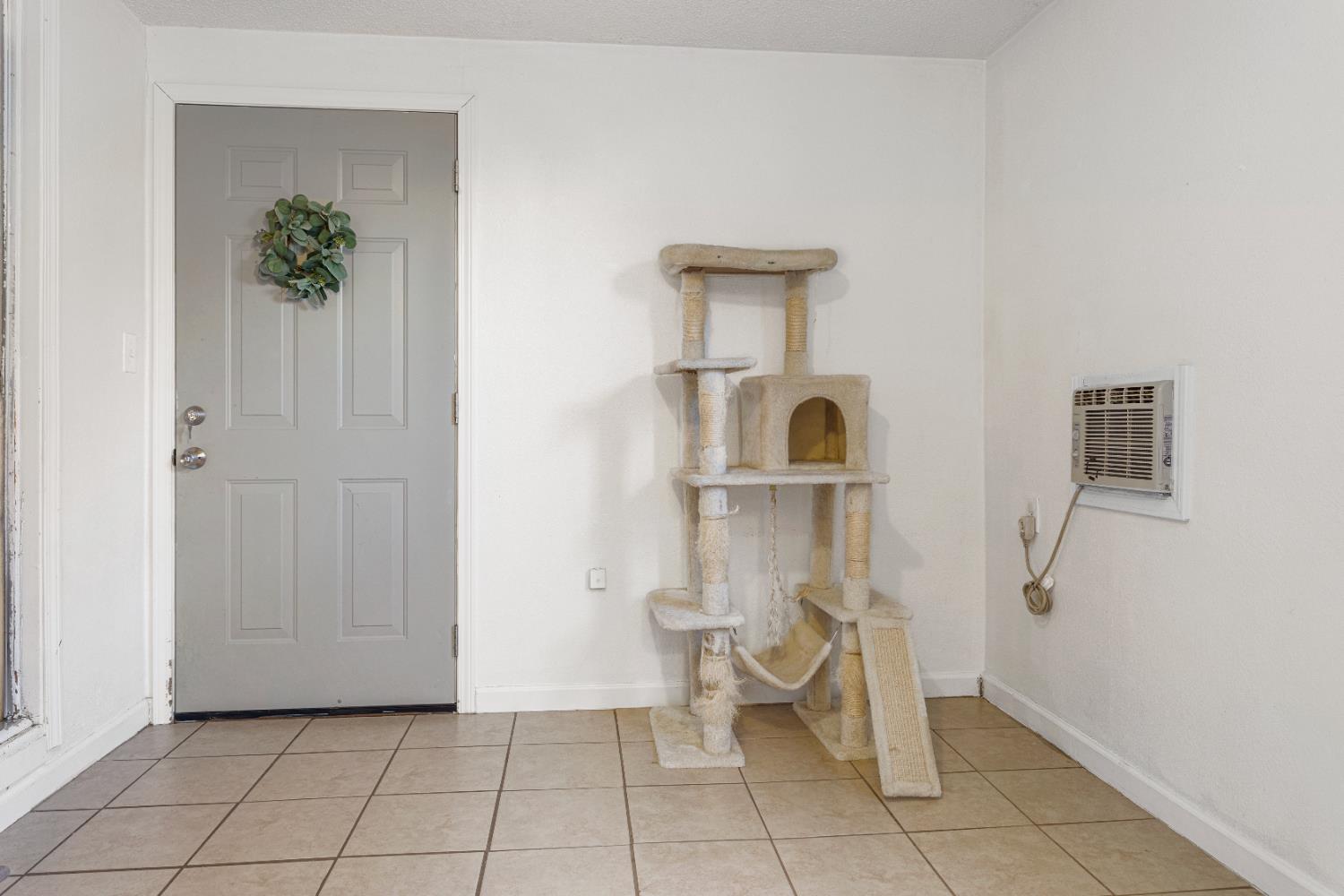 1586 N Calaveras St, Fresno, CA 93728