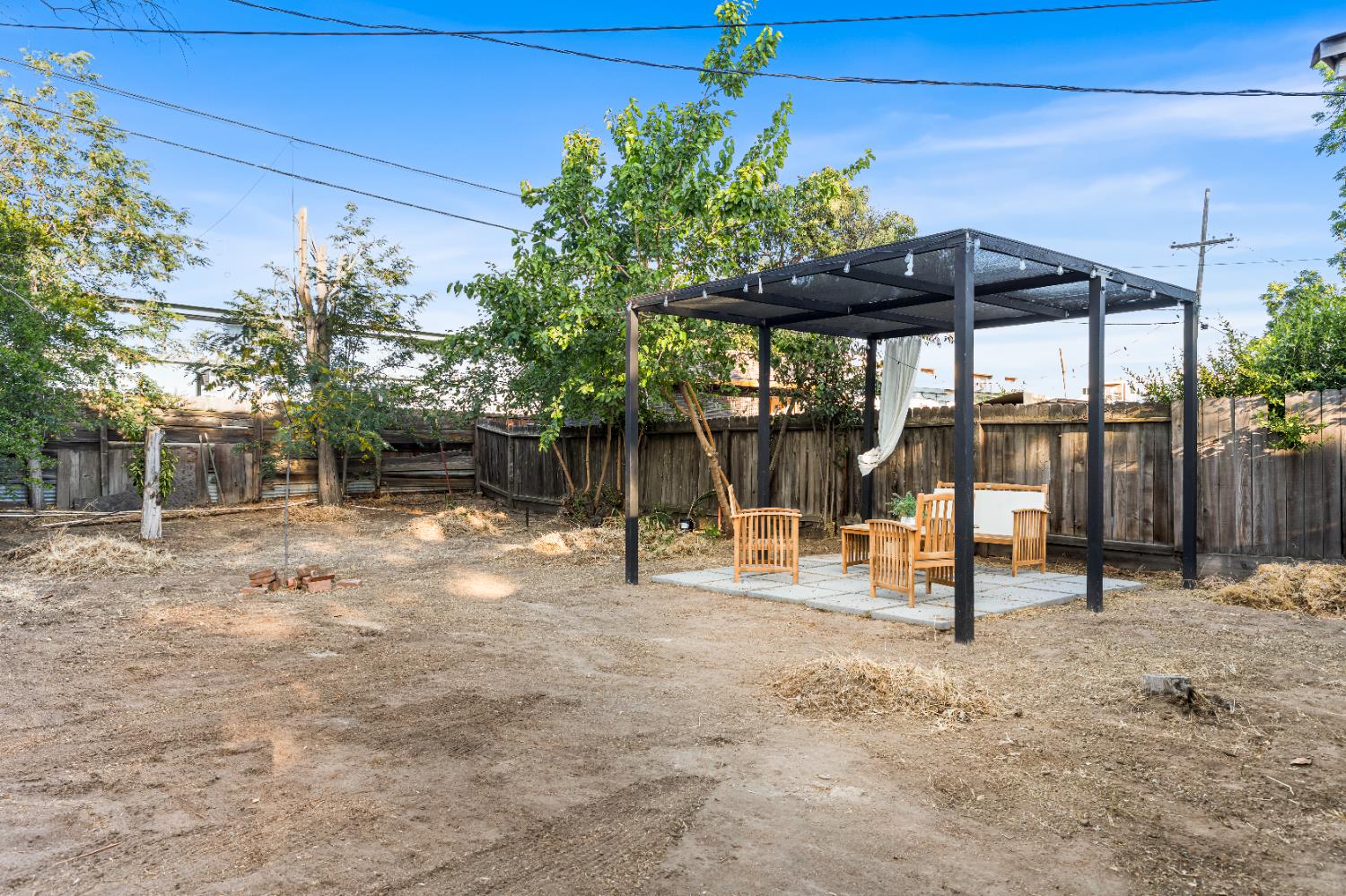 1586 N Calaveras St, Fresno, CA 93728