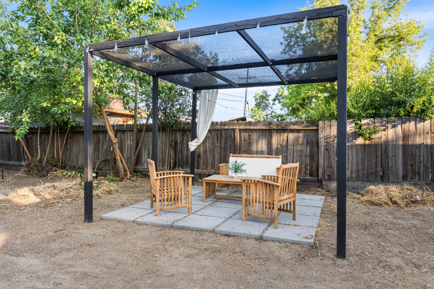 1586 N Calaveras St, Fresno, CA 93728