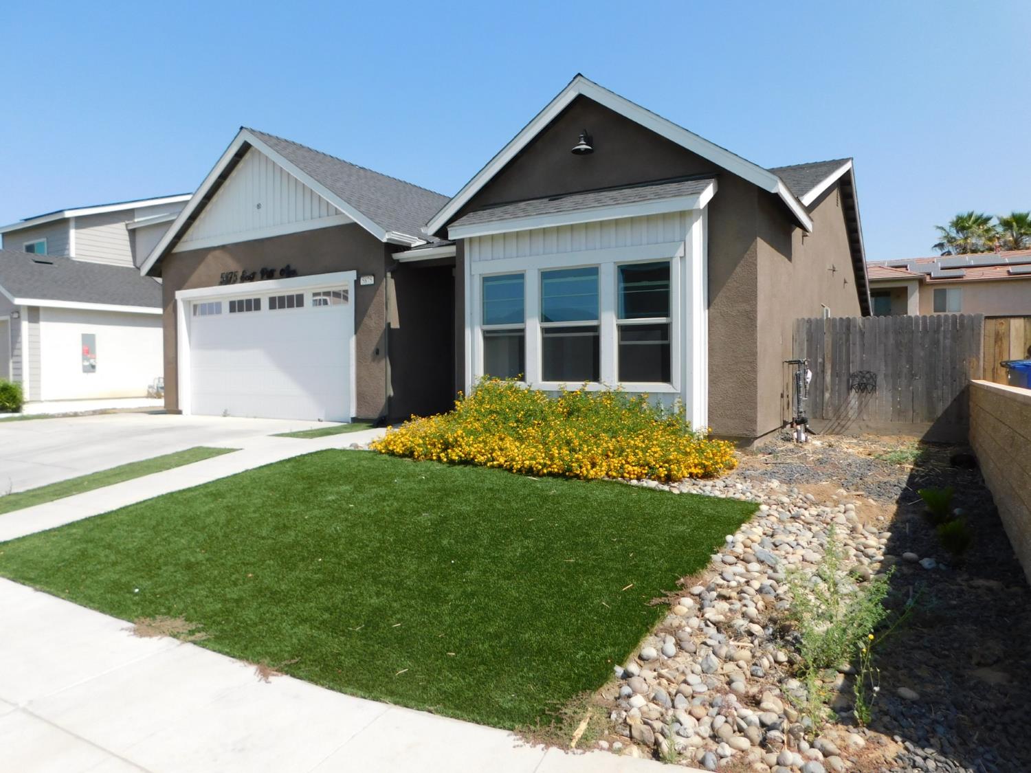 5875 E Pitt Ave, Fresno, CA 93727