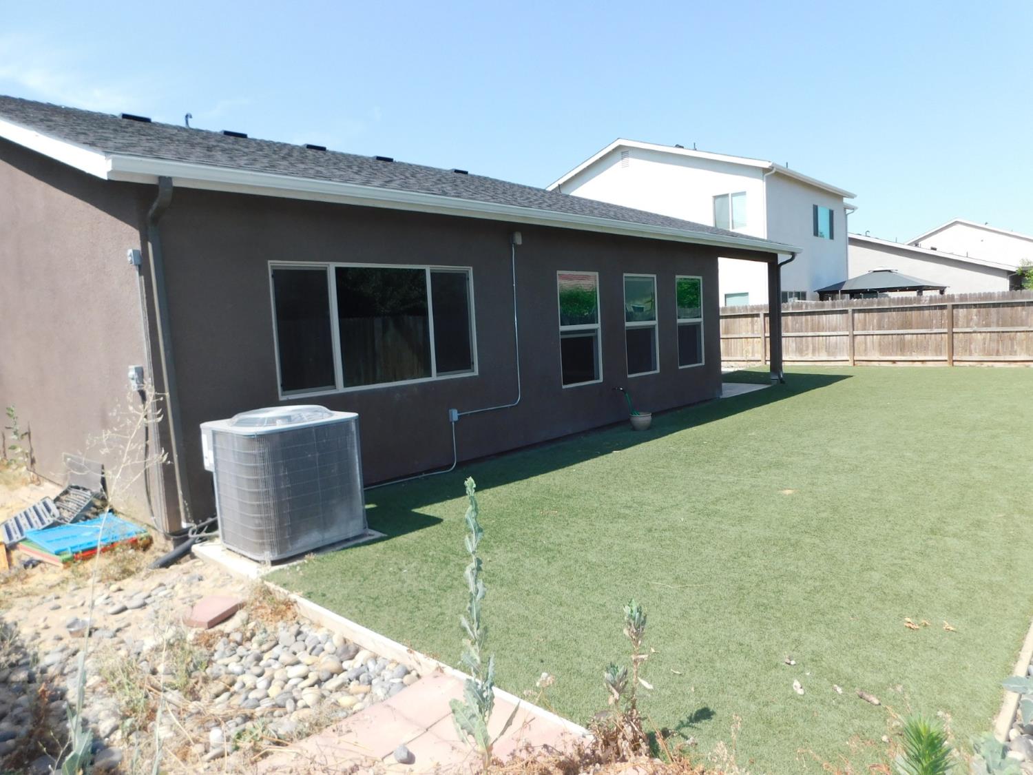 5875 E Pitt Ave, Fresno, CA 93727