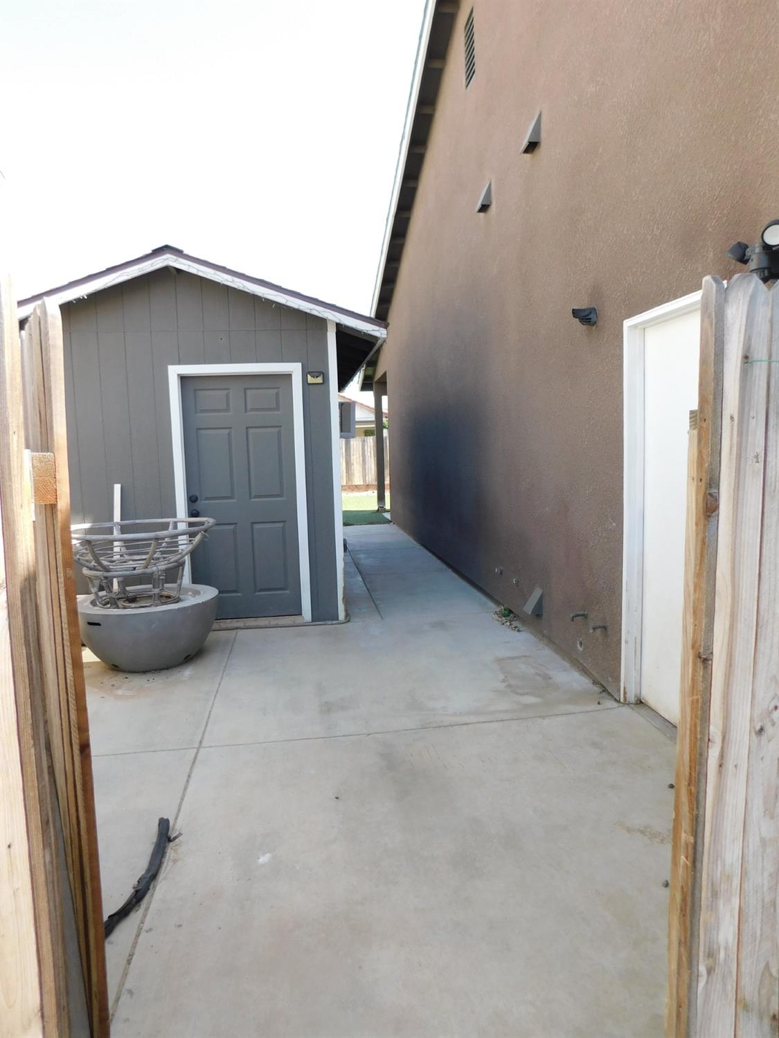 5875 E Pitt Ave, Fresno, CA 93727