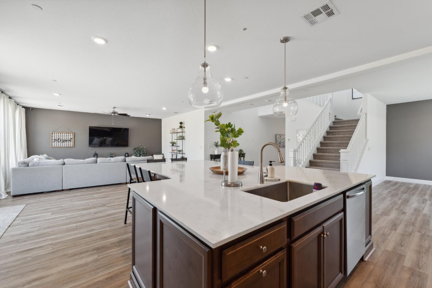 6406 E Giavanna Ave, Fresno, CA 93727