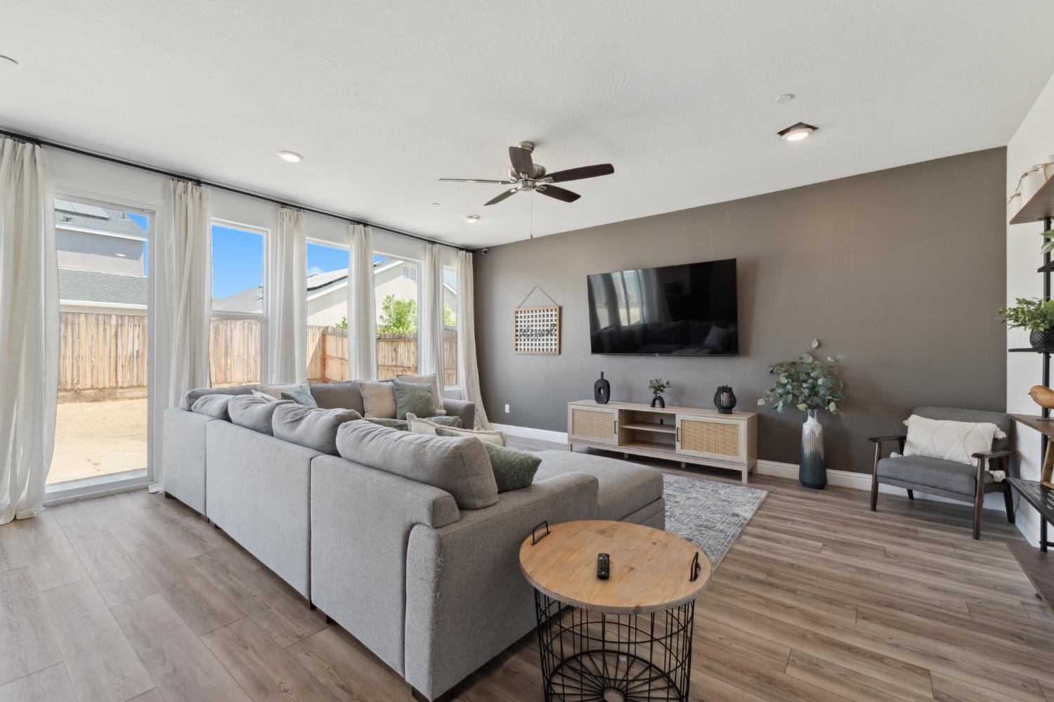 6406 E Giavanna Ave, Fresno, CA 93727