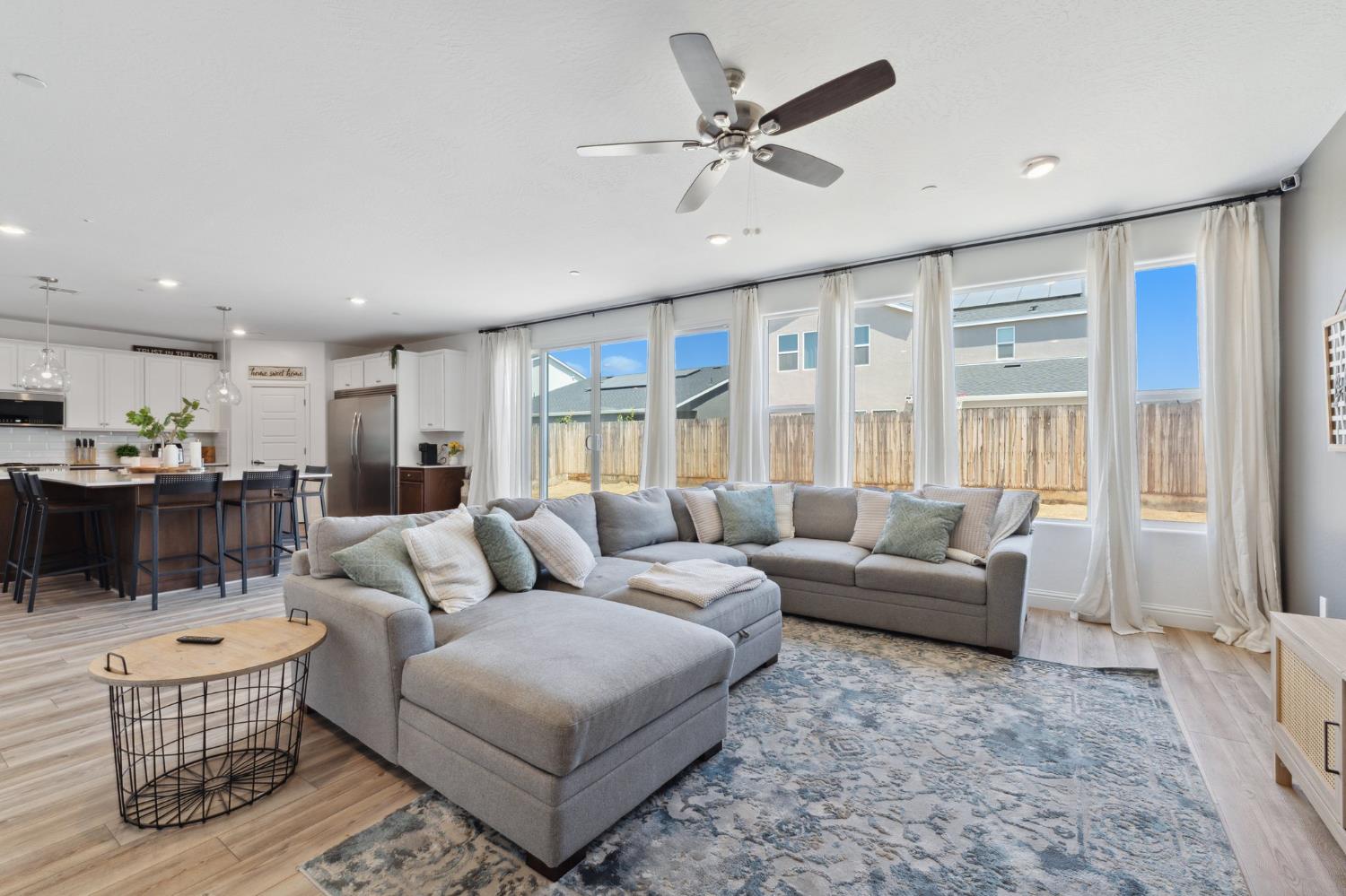 6406 E Giavanna Ave, Fresno, CA 93727