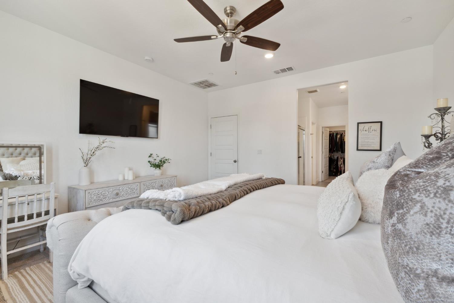 6406 E Giavanna Ave, Fresno, CA 93727