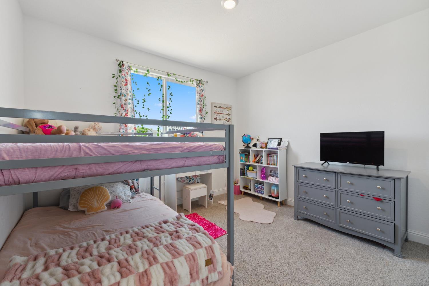 6406 E Giavanna Ave, Fresno, CA 93727