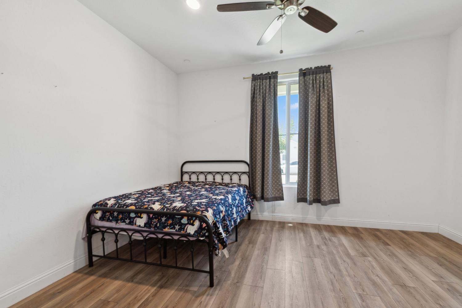 6406 E Giavanna Ave, Fresno, CA 93727