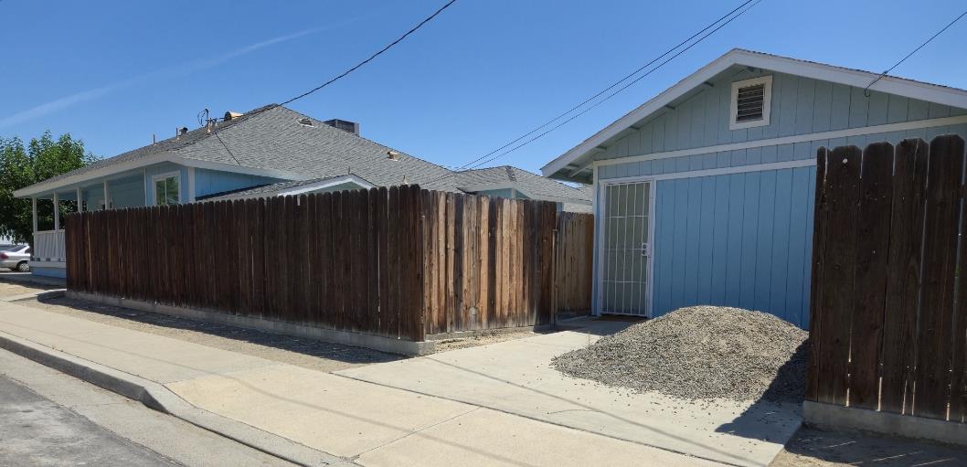 100 E Mariposa St, Avenal, CA 93204