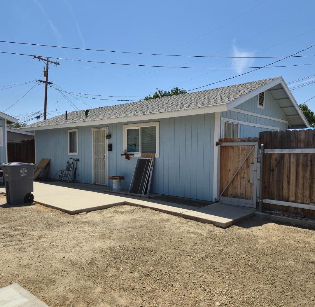 100 E Mariposa St, Avenal, CA 93204