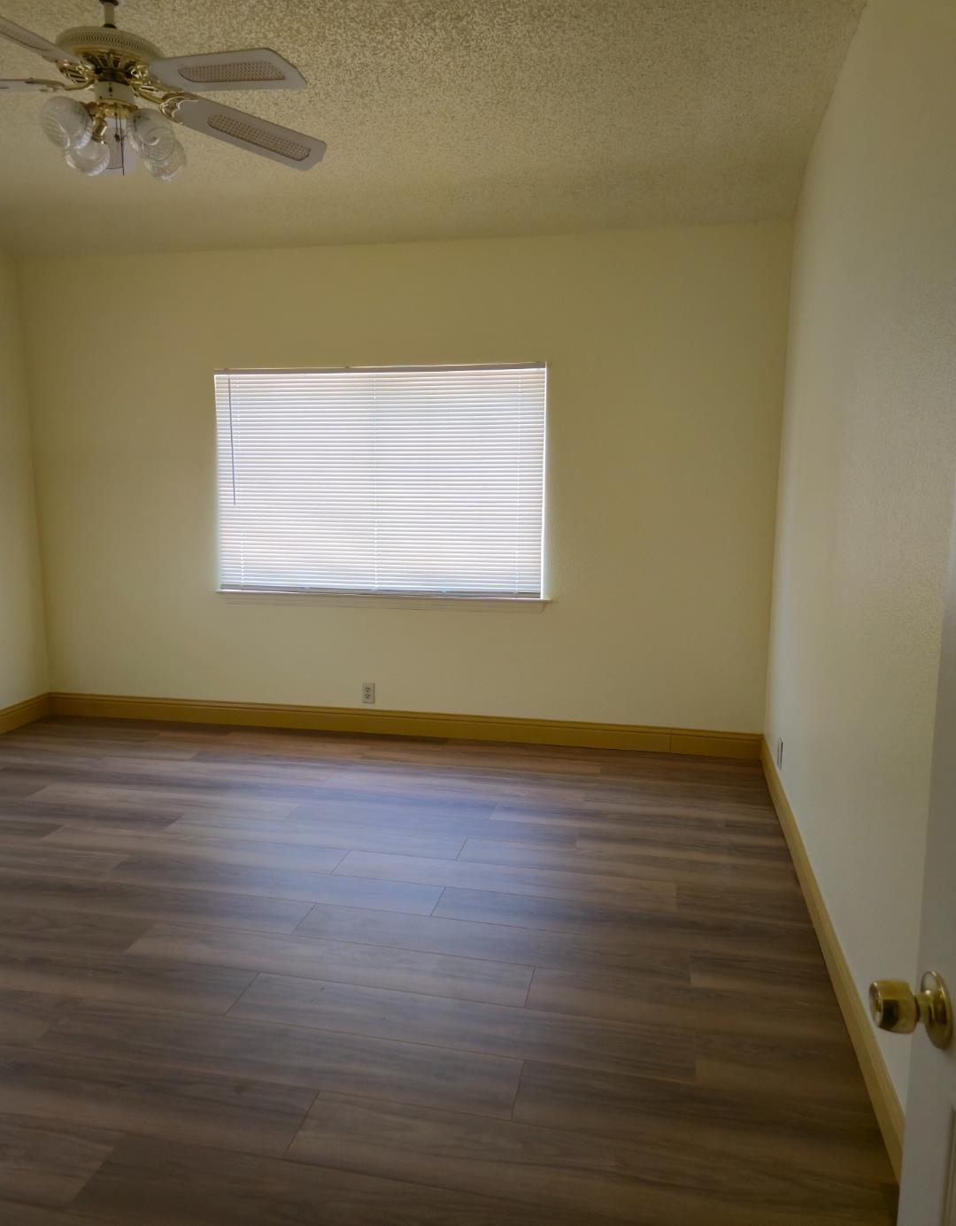 100 E Mariposa St, Avenal, CA 93204