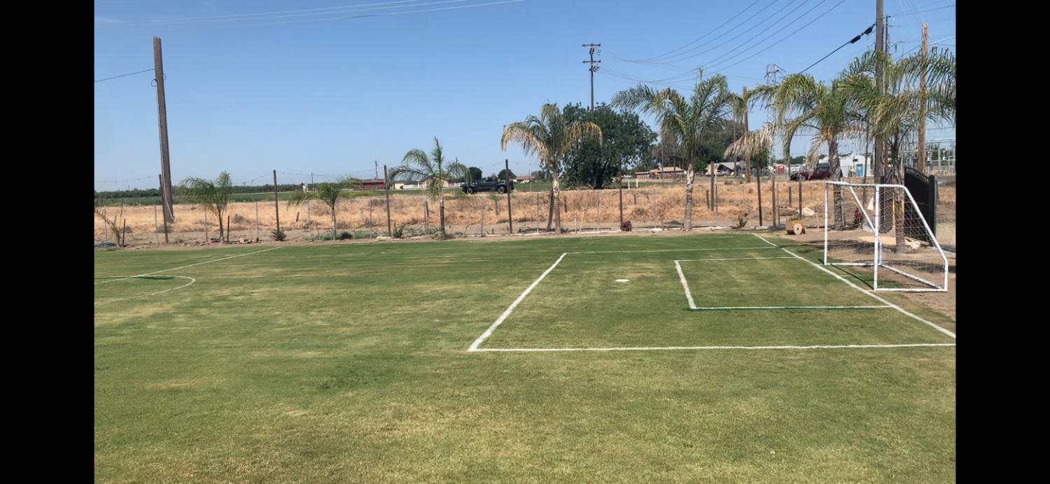 70 E Harlan Ave, Laton, CA 93242