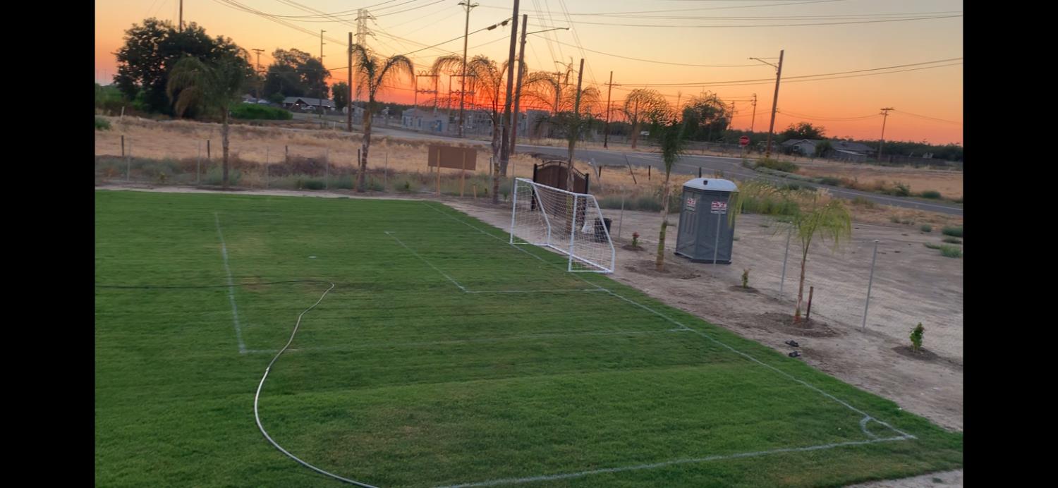 70 E Harlan Ave, Laton, CA 93242