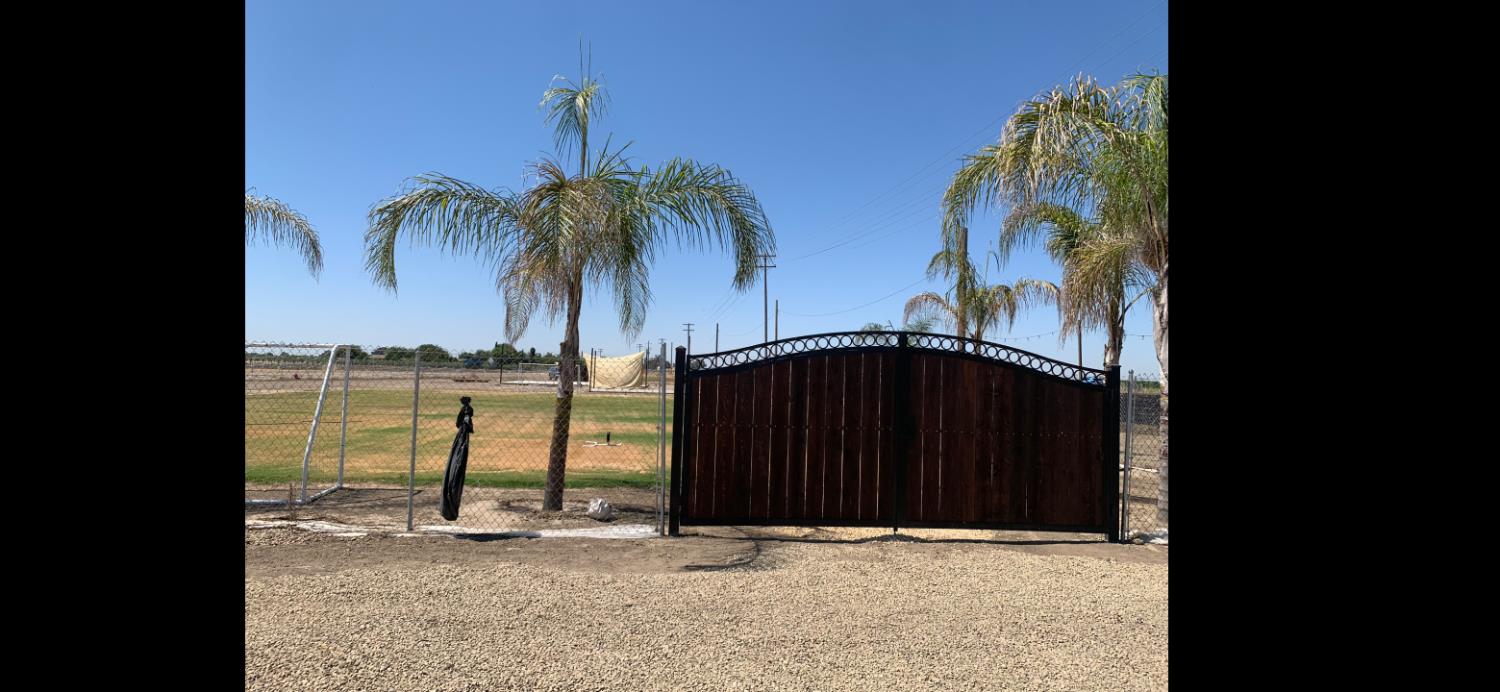 70 E Harlan Ave, Laton, CA 93242