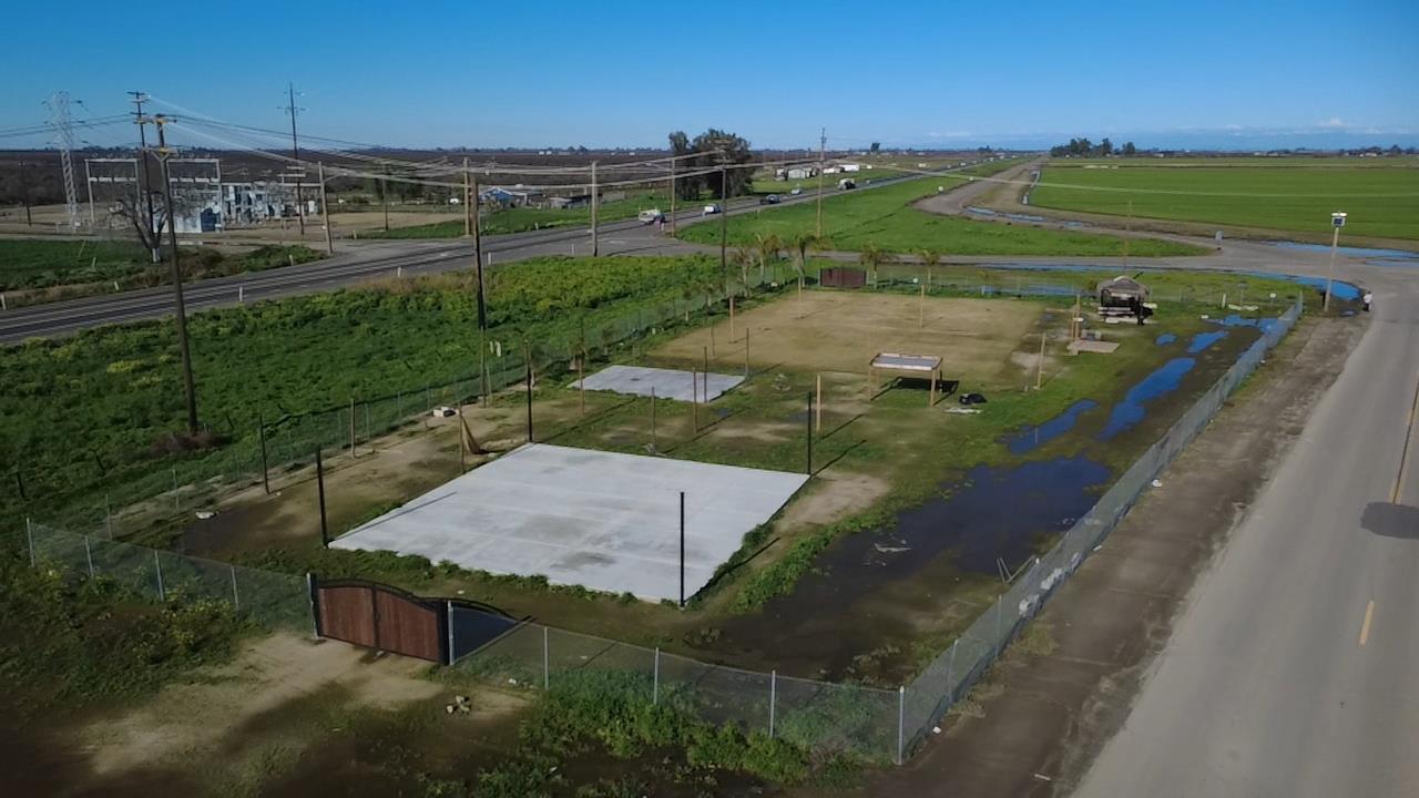 70 E Harlan Ave, Laton, CA 93242